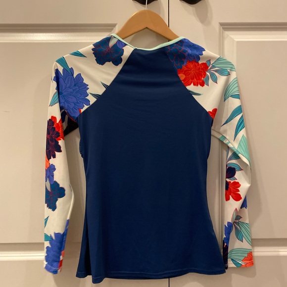 Navy blue and floral rash guard - Picture 2 of 2
